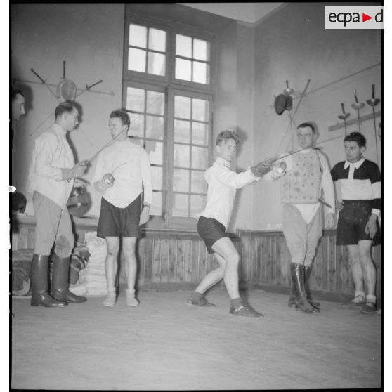 Des maîtres d'armes dirigent une leçon d'escrime pour des sapeurs du 7e bataillon du génie (BG).