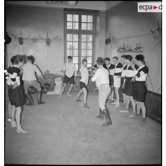 Des maîtres d'armes dirigent une leçon d'escrime pour des sapeurs du 7e BG (bataillon du génie).