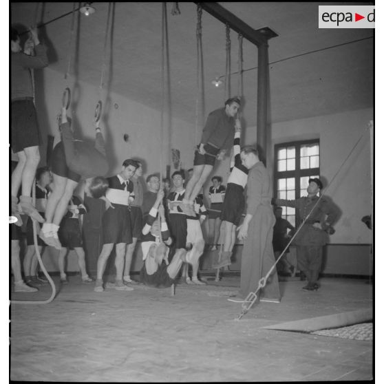 Des sapeurs du 7e bataillon du génie (BG) suivent une séance de gymnastique en salle.