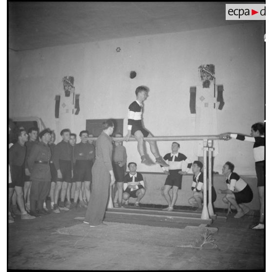 Des sapeurs du 7e bataillon du génie (BG) suivent une séance de gymnastique sur agrè en salle.