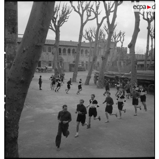 Des sapeurs du 7e bataillon du génie (BG) suivent une séance d'échauffement dans l'enceinte de la caserne.