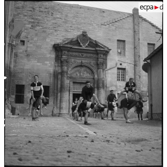 Des sapeurs du 7e bataillon du génie (BG) suivent une séance d'échauffement et de gymnastique dans l'enceinte de la caserne.