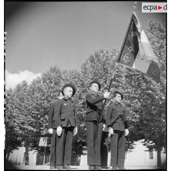 Le drapeau de l'établissement d'éducation d'Epinal replié à Montélimar et sa garde d'honneur.