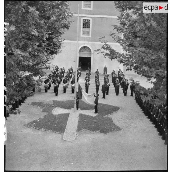 Cérémonie des couleurs dans l'enceinte de la caserne de l'établissement d'éducation d'Epinal replié à Montélimar.