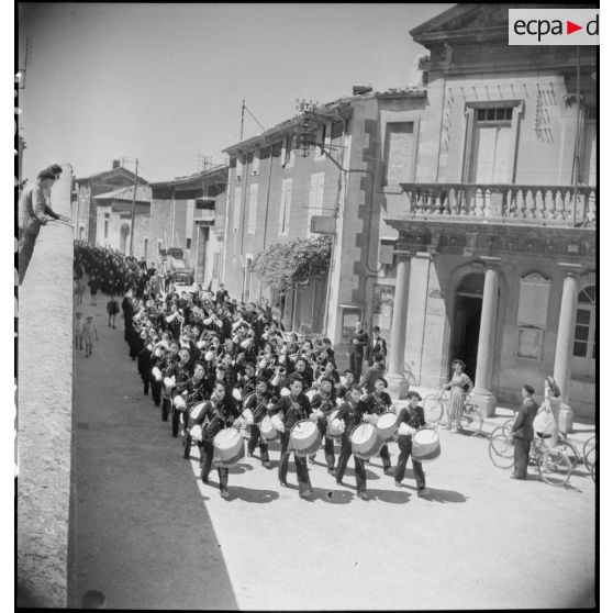 Défilé de la musique de l'établissement d'éducation d'Epinal replié à Montélimar.