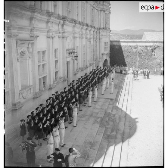 Présentation et salut des élèves de l'établissement d'éducation d'Epinal replié à Montélimar.
