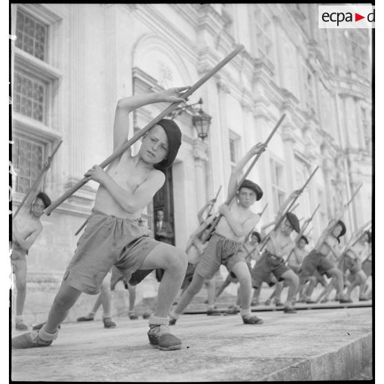 Présentation d'un mouvement d'ensemble des jeunes élèves de l'établissement d'éducation d'Epinal replié à Montélimar.