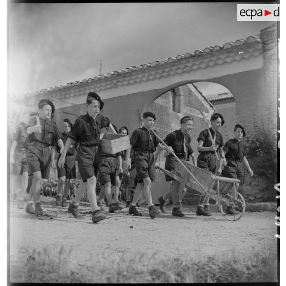 Des élèves de l'établissement d'éducation d'Epinal replié à Montélimar rentrent à la ferme.