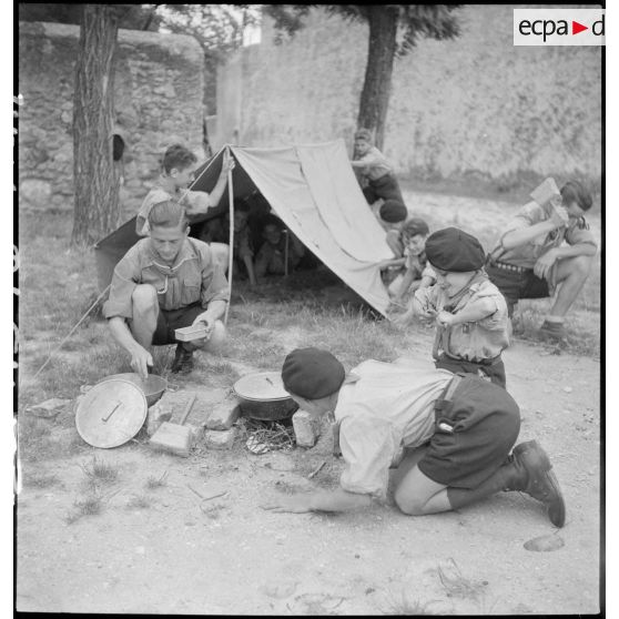 Scouts de l'établissement d'éducation d'Epinal replié à Montélimar.