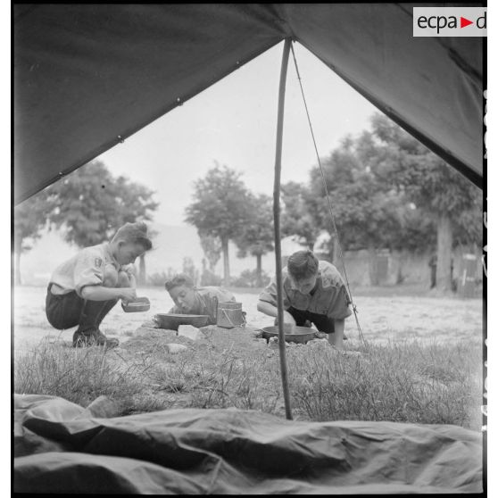 Scouts de l'établissement d'éducation d'Epinal replié à Montélimar.