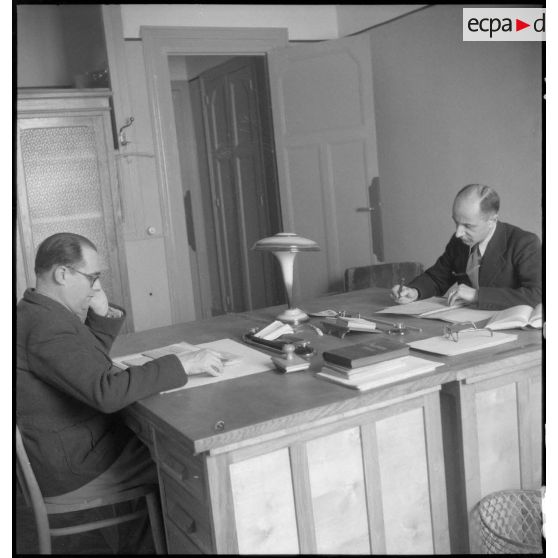 Portrait des personnels adjoints de l'école militaire d'administration dans leur bureau à Néris-les-Bains.