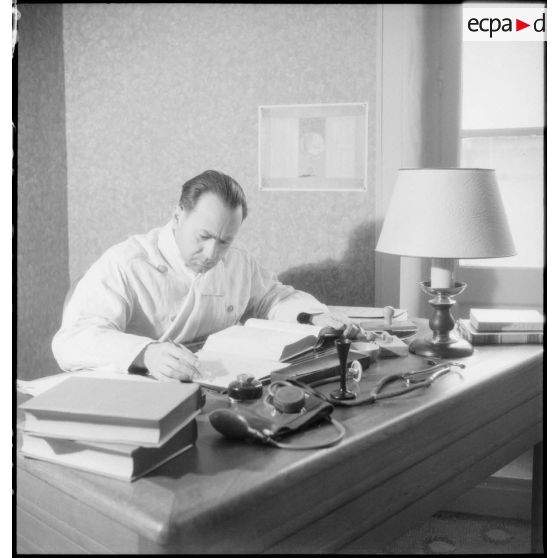 Portrait du médecin-chef de l'école militaire d'administration dans son bureau à Néris-les-Bains.