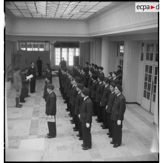 Rassemblement des élèves officiers de l'école militaire d'administration.