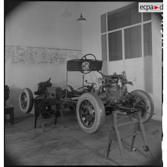 La salle d'instruction de mécanique automobile de l'école militaire d'administration de Néris-les-Bains.
