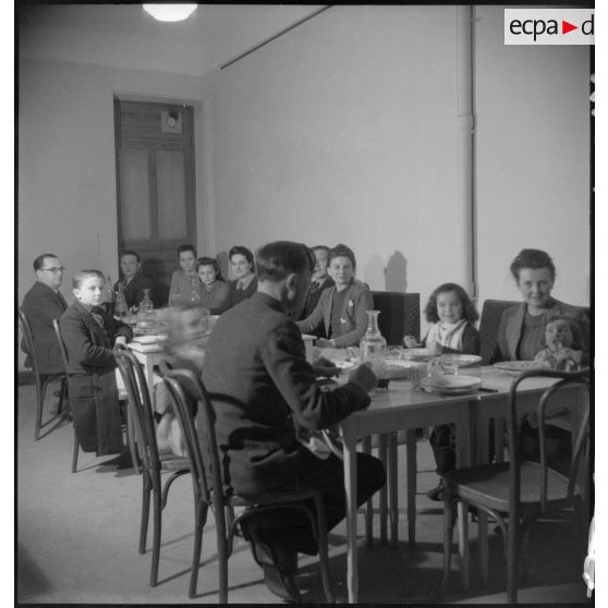 La salle à manger des familles des élèves officiers et des personnels de l'école militaire d'administration à Néris-les-Bains.