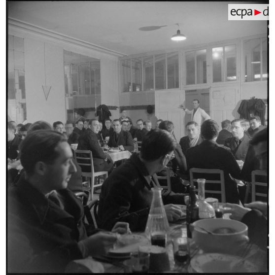 La salle à manger des élèves officiers de l'école militaire d'administration à Néris-les-Bains.