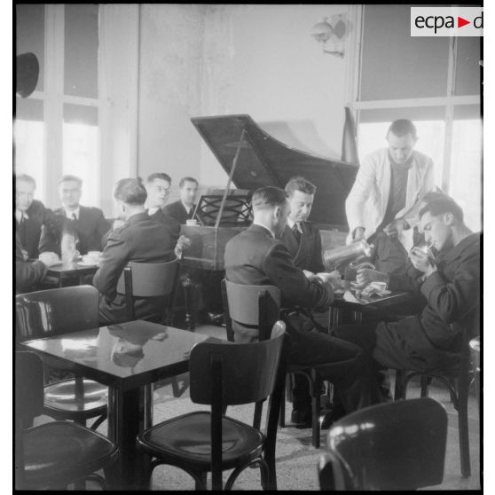 Cercle de l'école militaire d'administration.