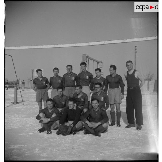 L'équipe de football de l'école militaire d'administration à Néris-les-Bains.