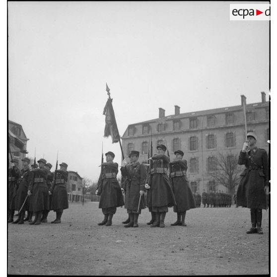 Le drapeau de l'école militaire d'infanterie de Saint-Maixent et sa garde d'honneur.