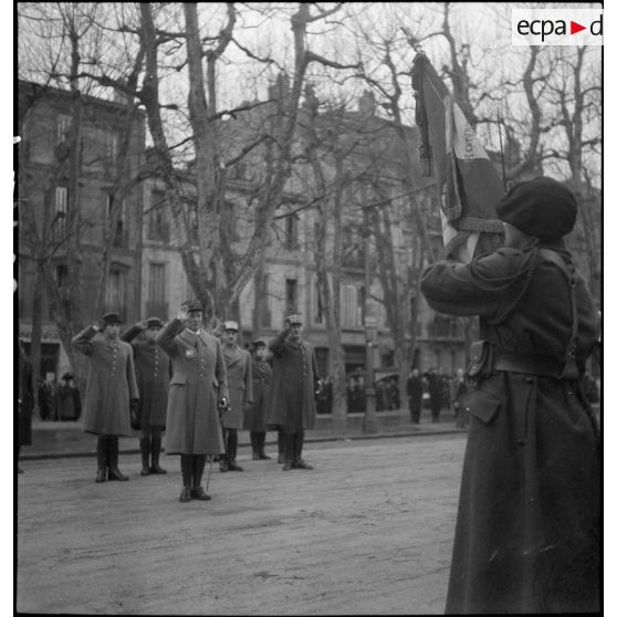 Au début de la cérémonie présidée par le général d'armée Charles Huntziger, secrétaire d'Etat à la Guerre, les autorités saluent le drapeau du 43e régiment d'infanterie alpine (RIA) pendant l'exécution de la Marseillaise.