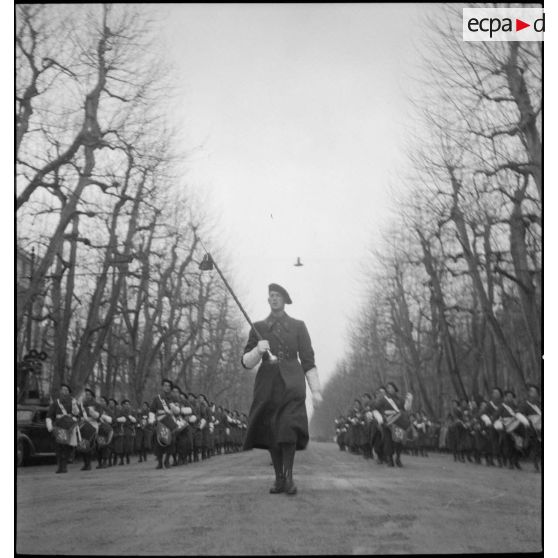 A l'issue de la cérémonie, la musique du 43e régiment d'infanterie alpine (RIA) défile dans les rues de Marseille en direction de l'hôtel Louvre et Paix en passant par la Canebière.