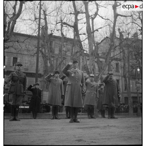 Au début de la cérémonie présidée par le général d'armée Charles Huntziger, secrétaire d'Etat à la Guerre, les autorités saluent le drapeau du 43e régiment d'infanterie alpine (RIA) pendant l'exécution de la Marseillaise.