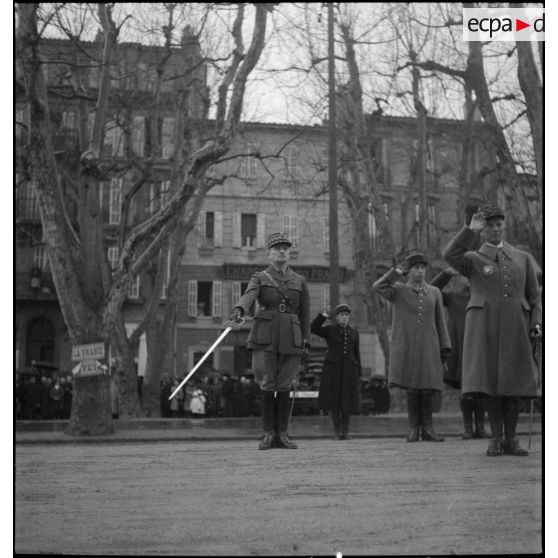Au début de la cérémonie présidée par le général d'armée Charles Huntziger, secrétaire d'Etat à la Guerre, les autorités saluent le drapeau du 43e régiment d'infanterie alpine (RIA) pendant l'exécution de la Marseillaise.