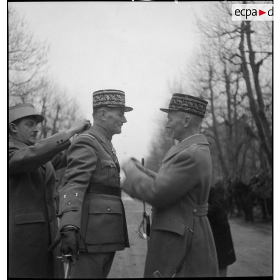 Remise des insignes de commandeur de la Légion d'honneur au général de corps d'armée Germain.