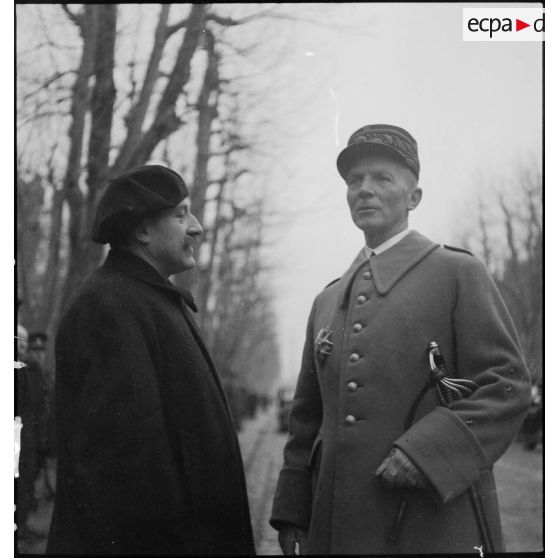 Le général d'armée Huntziger et André Bouyala.