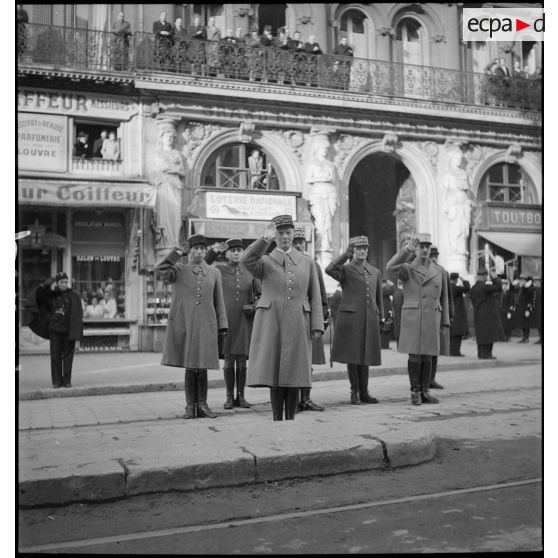 Les autorités saluent le drapeau du 43e régiment d'infanterie alpine (RIA) devant l'hôtel Louvre et Paix sur la Canebière.