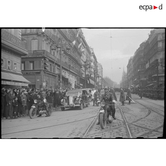 La voiture et l'escorte motocycliste du général d'armée Charles Huntziger, secrétaire d'Etat à la Guerre, quittent la Canebière pour rejoindre Marignane.