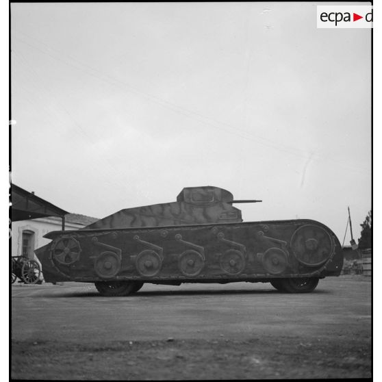 Vue latérale droite d'une maquette de char montée sur une Peugeot 402 dans le parc d'artillerie de Marseille.