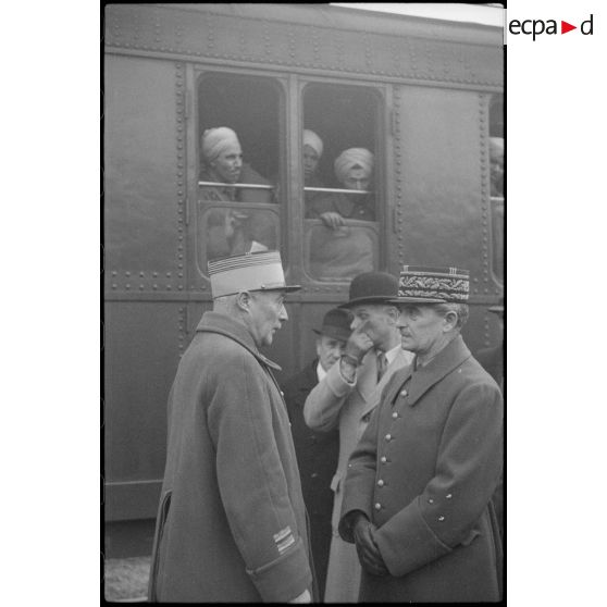 Le général de division Jules Decamp s'entretient avec le lieutenant-colonel Turcy à l'arrivée des prisonniers de guerre rapatriés.
