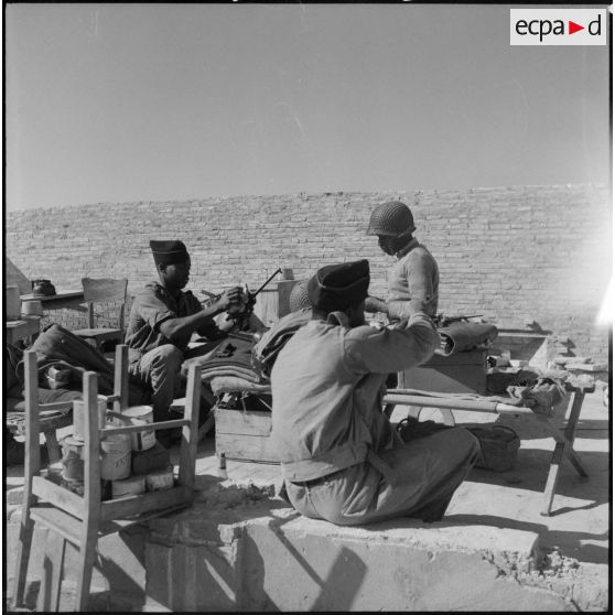 Des tirailleurs du 27e bataillon de marche de tirailleurs sénégalais (BMTS) nettoient des armes au poste de Da Phuc.