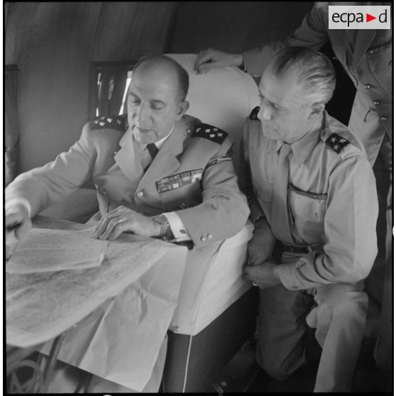 Le général de Lattre de Tassigny, commandant en chef en Indochine et le général Salan étudient des documents dans l'avion qui les mène au Tonkin.
