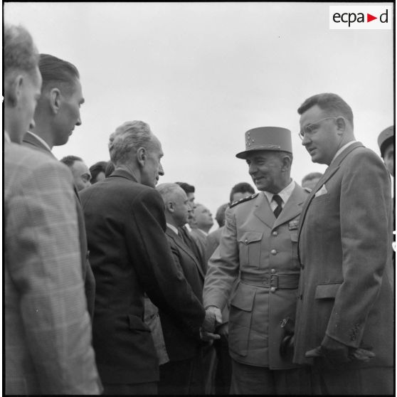 Le général de Lattre de Tassigny, commandant en chef en Indochine, salue des personnalités civiles.