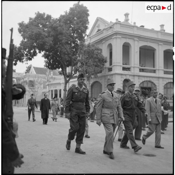 Le général de Lattre de Tassigny, commandant en chef en Indochine, passe les troupes en revue lors de son arrivée à Hanoï.