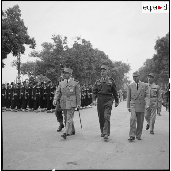 Le général de Lattre de Tassigny, commandant en chef en Indochine, passe les troupes en revue lors de son arrivée à Hanoï.