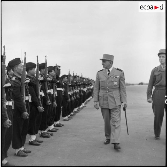 Le général de Lattre de Tassigny, commandant en chef en Indochine, et le général Boyer de Latour, gouverneur du Nord-Vietnam, passent en revue les troupes vietnamiennes à Hanoï.