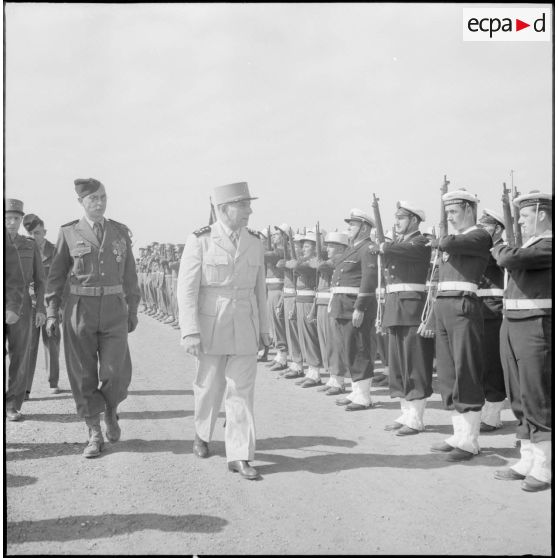 Le général de Lattre de Tassigny, commandant en chef en Indochine, passe en revue les troupes de Marine à Hanoï.