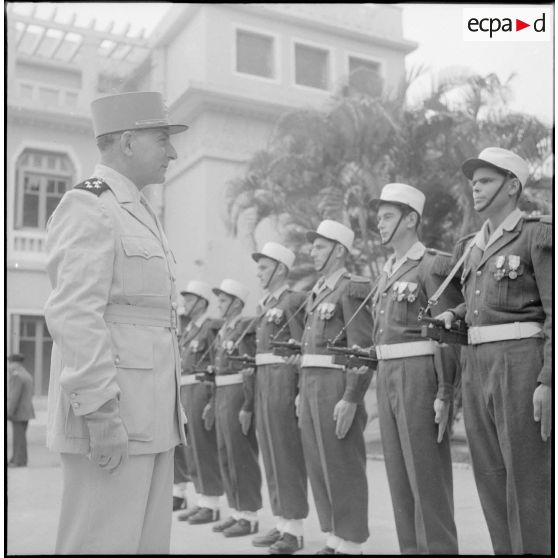 Le général de Lattre de Tassigny, commandant en chef en Indochine, passe en revue les troupes de la Légion étrangère à Hanoï.