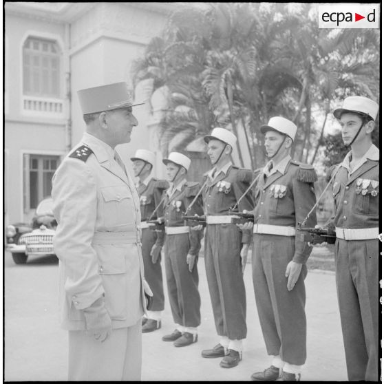 Le général de Lattre de Tassigny, commandant en chef en Indochine, passe en revue les troupes de la Légion étrangère à Hanoï.