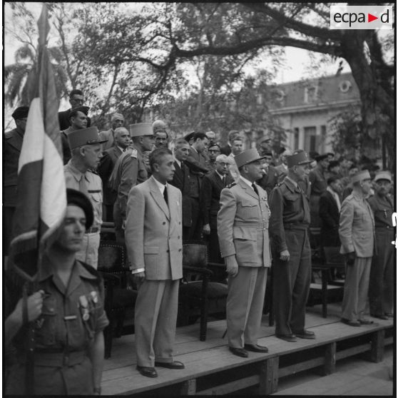 Au centre de la tribune officielle, le général de Lattre de Tassigny, commandant en chef en Indochine, assiste au défilé des troupes à Hanoï.