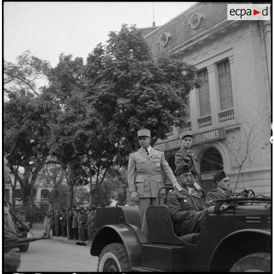 Le général de Lattre de Tassigny, commandant en chef en Indochine, et le général Boyer de Latour défilent dans un véhicule militaire Dodge à Hanoï.