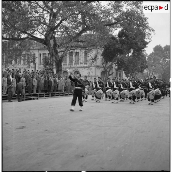 Défilé de la musique vietnamienne au cours d'un défilé à Hanoï en présence du général de Lattre de Tassigny, commandant en chef en Indochine.