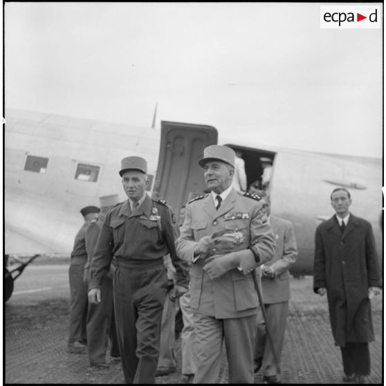 Le général de Lattre de Tassigny, commandant en chef en Indochine, accueilli par le général Boyer de Latour sur le terrain d'aviation d'Hanoï.