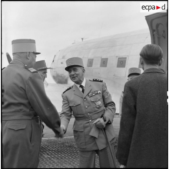 Le général de Lattre de Tassigny, commandant en chef en Indochine, accueilli par des officiers généraux sur le terrain d'aviation d'Hanoï.