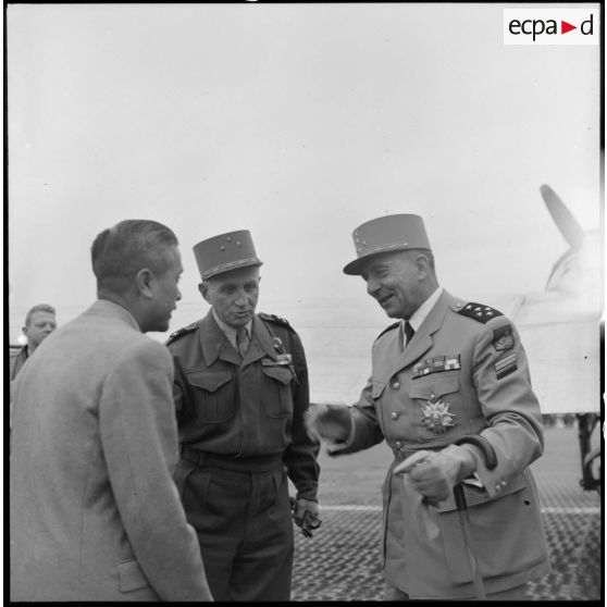 Sur le terrain d'aviation d'Hanoï, le général de Lattre de Tassigny rencontre Nguyen Huu Tri, gouverneur du Nord-Vietnam.