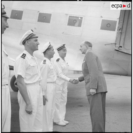Le général de Lattre de Tassigny, commandant en chef en Indochine, salue des officiers de l'armée de l'Air venus l'accueillir un terrain d'aviation.