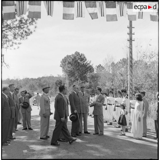 Le général de Lattre de Tassigny et M. Letourneau, ministre de la France d'outre-mer, sont accueillis par les personnalités vietnamiennes à Dalat.